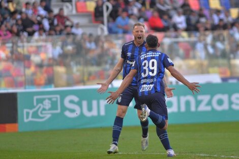 Menéndez celebra el gol que setenció el partido (Fuente: Prensa Atlético Tucumán)