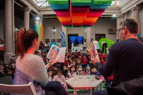 "Eva vestida de Azul", un libro de cuentos para reconocer infancias diversas