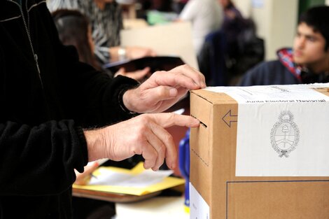 Quien tenga que ir a votar obligatoriamente y  no concurra, tiene que justificar su ausencia ante la Justicia Nacional Electoral