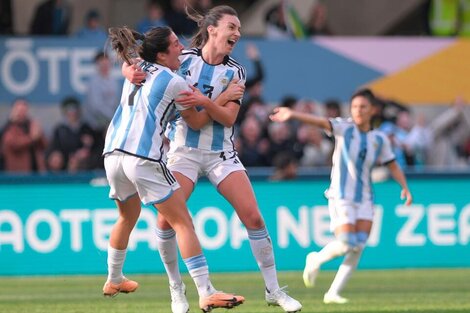 Sophia Braun festeja su gol ante Sudáfrica junto a Romina Nuñez