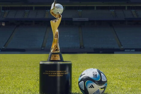 Trofeo y pelota del Mundial Femenino 2023.