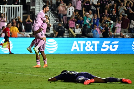 Messi anota el tercer gol del partido y festeja junto a Josef Martínez