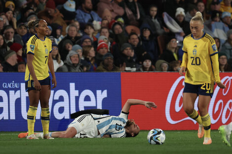 Florencia Bonsegundo debió abandonar el partido en camilla (Fuente: EFE)