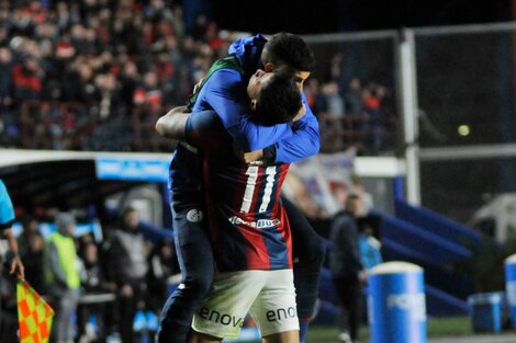 El paraguayo Bareiro marcó un golazo que fue determinante en el Ciclón (Fuente: Julio Martín Mancini)