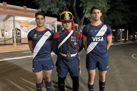 La presentación de la nueva camiseta de los Pumas junto a los Granaderos.