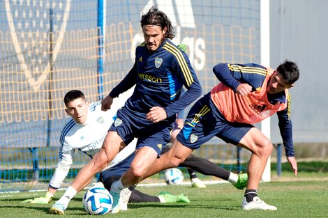 Edinson Cavani en la práctica vs. Roncaglia y Brey. Según dicen desde La Boca, el uruguayo "vuela" (Fuente: Foto Prensa Boca)