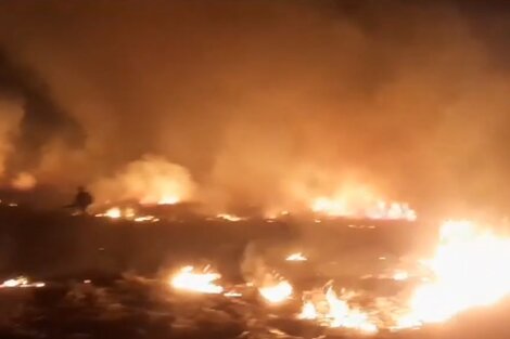 El incendio en Ensenada se desató el sábado por la tarde y los bomberos continúan combatiéndolo. (Foto: captura de video)