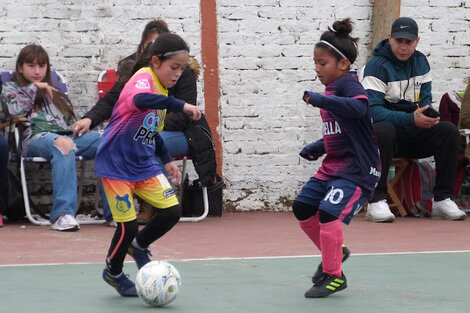 Sol de Oro, de Wilde, frente a Mini Estrella, de Francisco Solano; fútsal bonaerense.