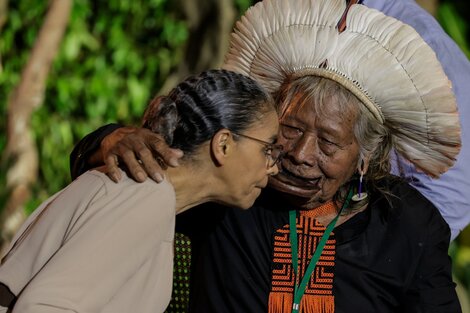 El cacique Raoni habla con la ministra Marina Silva. 