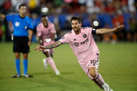 Messi festeja su primer gol frente al Dallas.