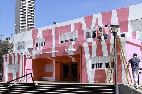 La actual fachada del CEC tiene un tono rosa, y fue inaugurada hace seis años.