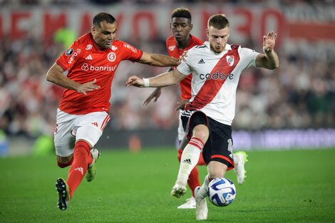 Lucas Beltrán lucha con Gabriel Mercado en la ida. El delantero lleva tres goles en 7 partidos en la Libertadores 2023. (Fuente: Fotobaires)