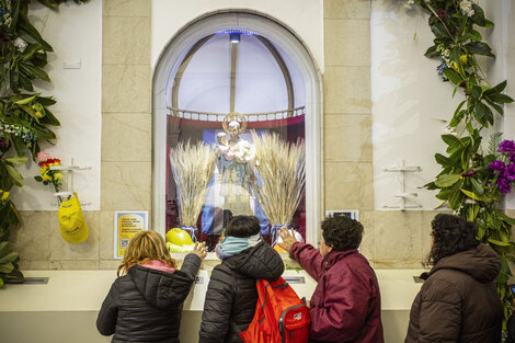 La misa militante coincidió con largas filas de fieles que se acercaron con espigas y estampitas para agradecerle al santo. 