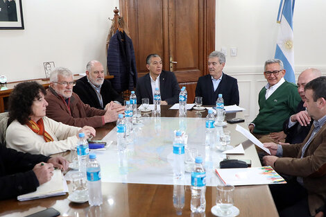 Los ministros Agosto y Pusineri en la mesa con ATE y UPCN.