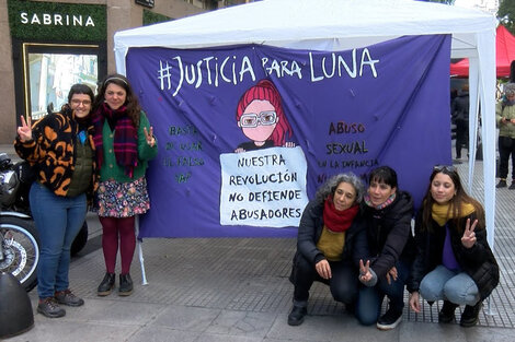 Activistas y amigas acompañaron a Luna y su mamá en esta primera audiencia.