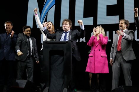 Javier Milei volvió a cantar "Panic Show" de La Renga en el acto de cierre de su campaña, pese al rechazo de la banda.  (Fuente: Leandro Teysseire)