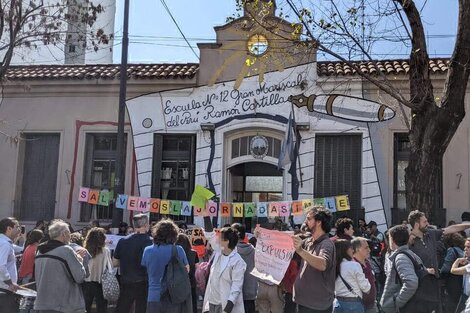 Abrazo de familias y docentes a una de las escuelas "transformadas" en jornada completa