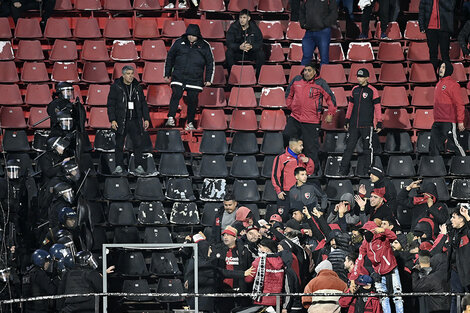 Todo empezó cuando la barra invadió la platea para agredir a los brasileños.