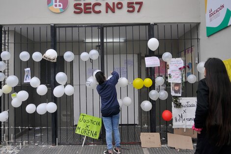 Homenajes a Morena Domínguez en el frente de la escuela a la que iba. (Fuente: Sandra Cartasso)