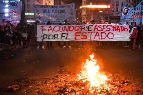 Un muerto por la violenta represión de una manifestación pacífica