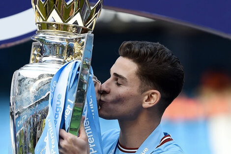 Julián Álvarez con el trofeo de la Premier League 2022/23 que ganó Manchester City.