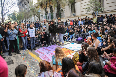 El acto de desagravio en el colegio Carlos Pellegrini. (Fuente: Guadalupe Lombardo)