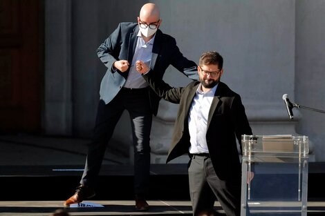 Giorgio Jackson y Gabriel Boric durante la asunción presidencial. (Fuente: EFE)