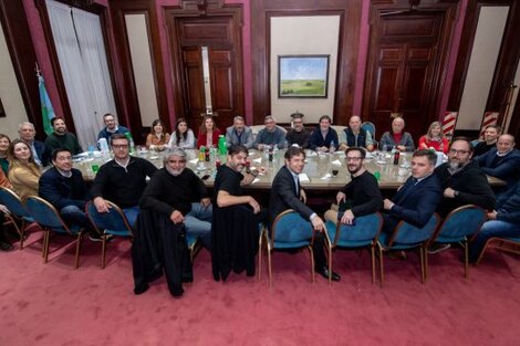 El gabinete provincial, en pleno, reunido con Kicillof en La Plata. 