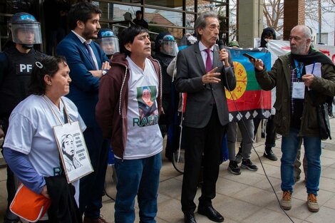 La madre y el padre de Nahuel, con los  abogados Rubén Marigo y Ezequiel Palavecino.