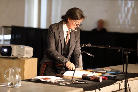 María Gimeno realizando la disección simbólica (Fuente: cortesía de Bienalsur)