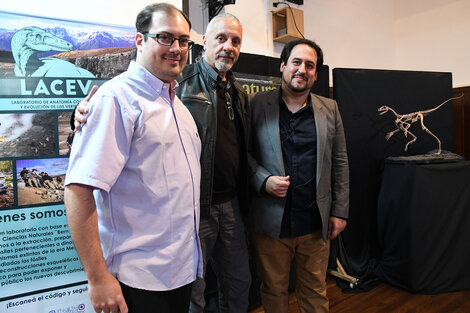 Presentacion de hallazgo paleontologico tapa de la revista Nature en el Museo de Ciencias Naturales Bernardino Rivadavia: Martín Ezcurra, Federico Agnolin (del laboratorio del museo) y el director del museo, Luis Cappozzo