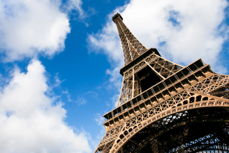 París: un hombre saltó en paracaídas desde la Torre Eiffel y fue detenido