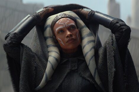 “Ahsoka” por Disney+: desempolvando el sable