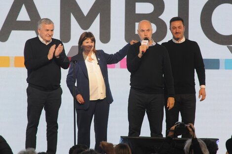 Gerardo Morales, Patricia Bullrich y Luis Petri junto a Horacio Rodríguez Larreta, en el escenario montado el domingo pasado en Parque Norte. (Fuente: Guadalupe Lombardo)