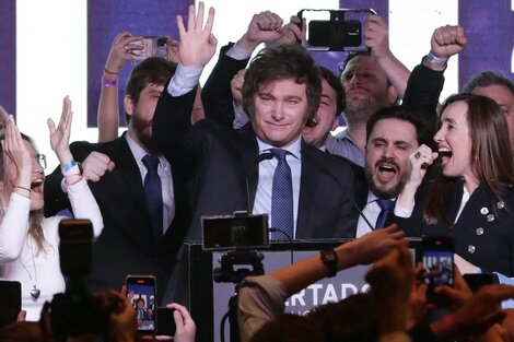 Javier Milei en el momento de festejar su desempeño en las PASO. (Fuente: AFP)