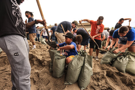 Barreras con bolsas de arena para evitar las inundaciones. (Fuente: AFP)