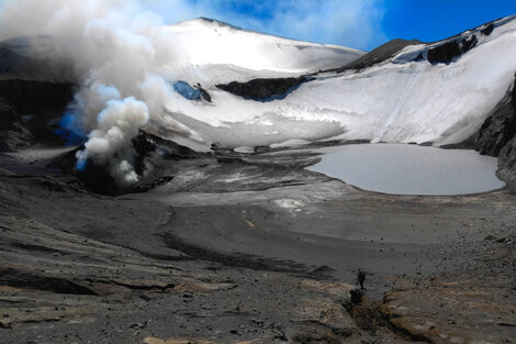 La cima del volcán Copahue está compuesto por un lago que contiene azufre y un glaciar. 