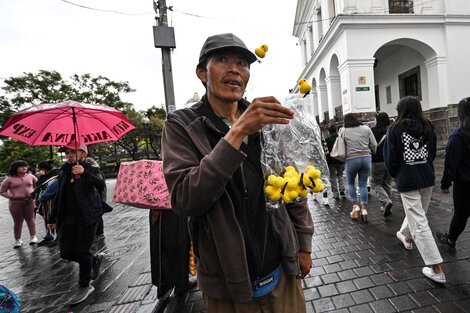 La dolarización acorrala a Ecuador en una economía precaria 