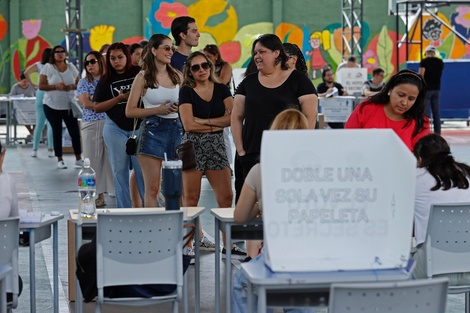 Fila para votar en Ecuador