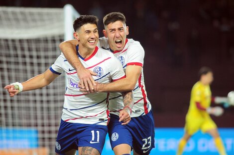 El artillero Bareiro ya marcó su gol y lo festeja con Hernández