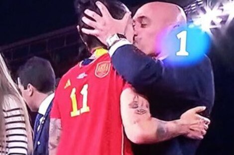 Rubiales y el "pico" sin consentimiento a la jugadora española. Imagen: captura TV