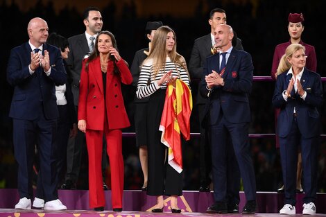 Rubiales, junto a Infantino (presidente de la FIFA), Letizia (reina de España) y su hija Sofía durante la premiación