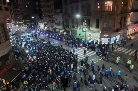 La gente se instaló sobre la Avenida Callao.