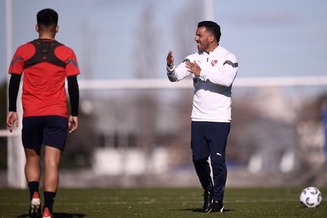 Carlos Tevez, da indicaciones en la práctica del Rojo.  (Fuente: @Independiente)