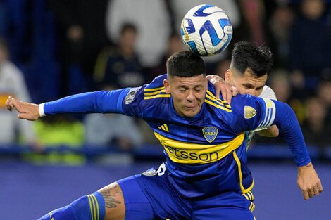 Rojo y Sigali luchan por el aire. Duelo de capitanes en Boca-Racing (Fuente: AFP)