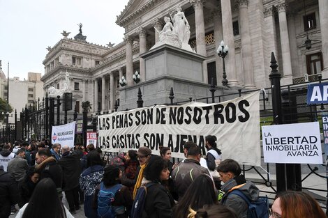 Protesta de inquilinos frente al Congreso por la ley de alquileres 