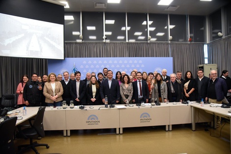 Los participantes de la reunión de la comisión de Industria.