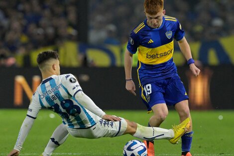 Cavani le reclama al árbitro brasileño en el duelo ante Racing.