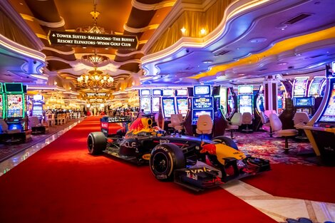 El mexicano Sergio "Checo" Pérez corrió dentro de un casino en Las Vegas