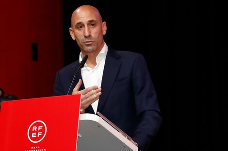 Luis Rubiales defiende el beso a la jugadora Jenni Hermoso (Fuente: EFE)